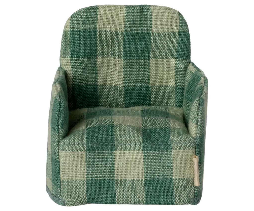 The Maileg Folding Chair, Mouse – Green Checker, features a cozy green checkered fabric and rounded arms. Seen from the front, its charming design is perfect for the Mouse hole Farmhouse.