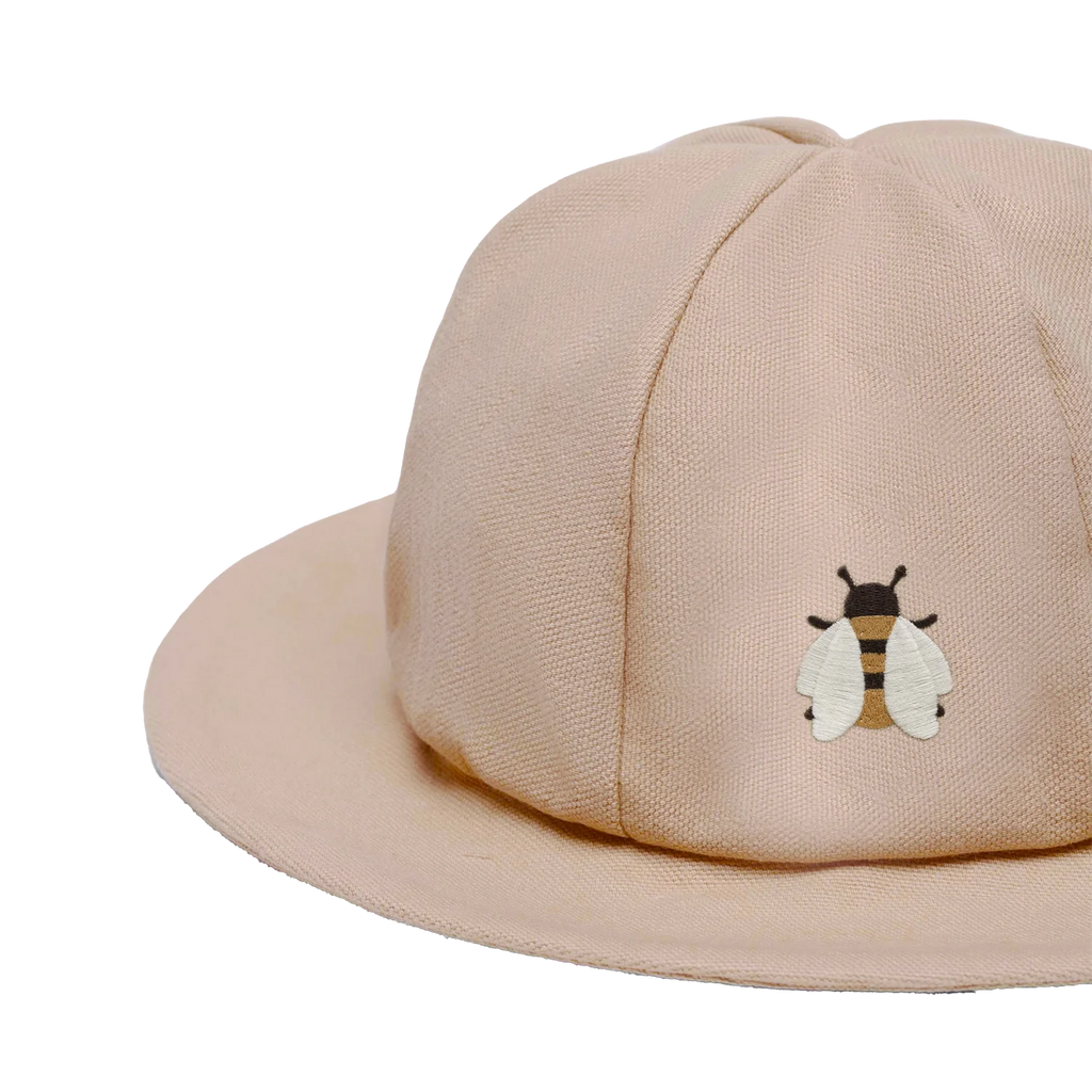 The Donsje Organic Cotton Steijn Bee Hat in beige features a small embroidered bee and offers stylish sun protection.