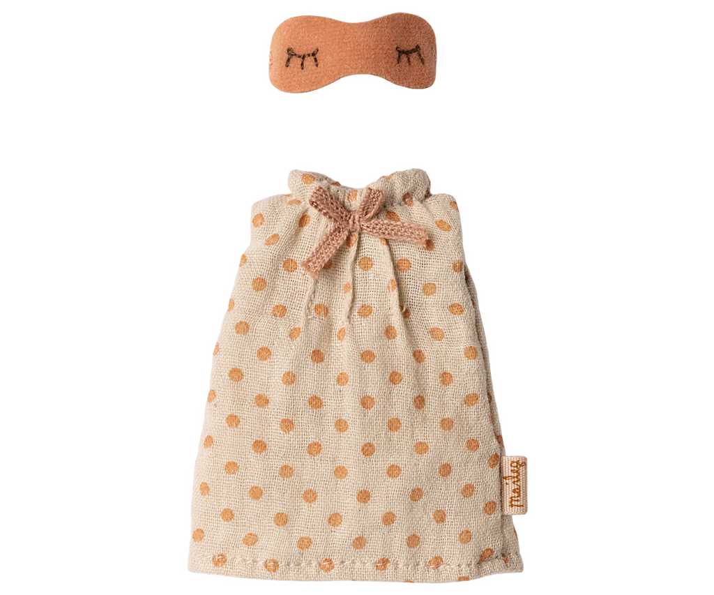 A nightgown for Mom Mouse by Maileg, featuring a small pink eye mask with closed-eye details and a beige drawstring pouch with orange polka dots—perfectly sized for your Maileg mouse family.