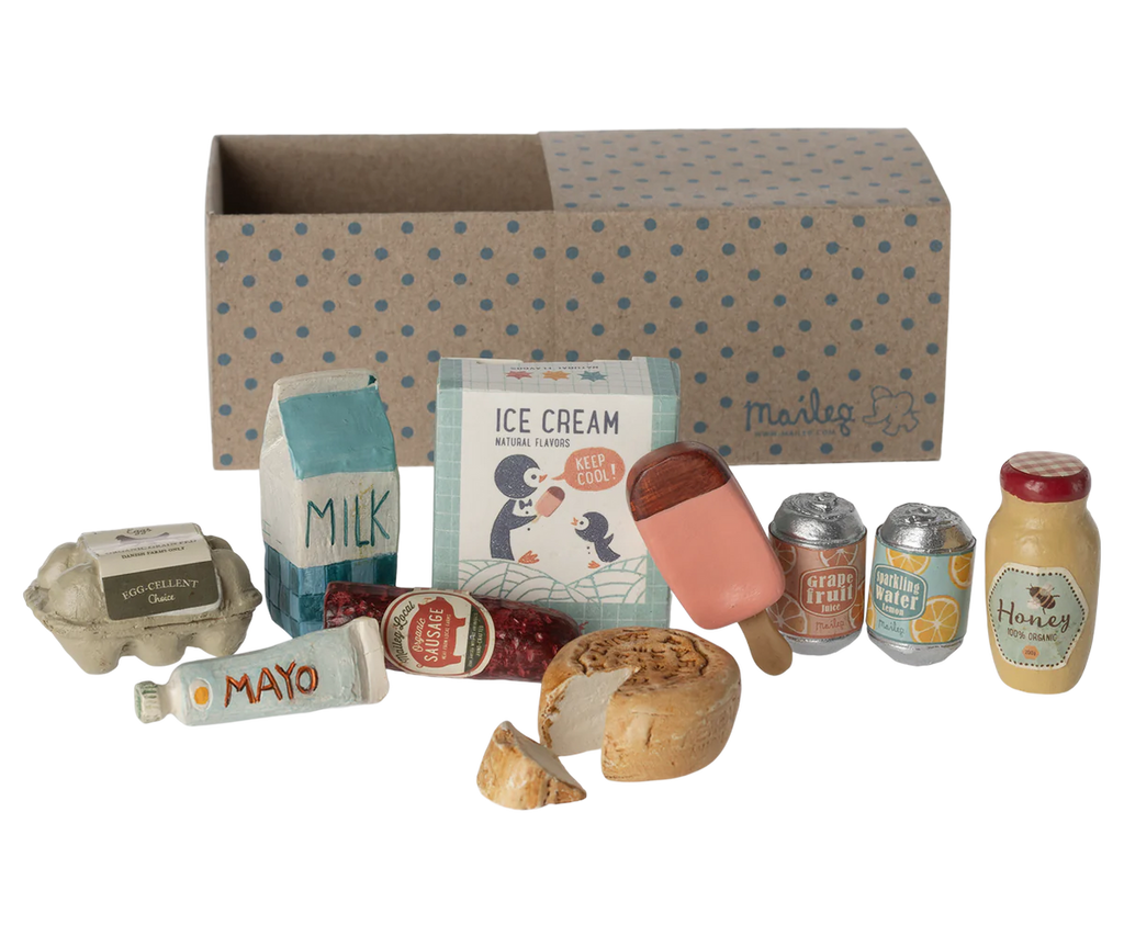 This charming set features miniature grocery items like milk, eggs, and ice cream, displayed beside a polka dot cardboard box. It’s the perfect match for the Maileg Kitchen Set.