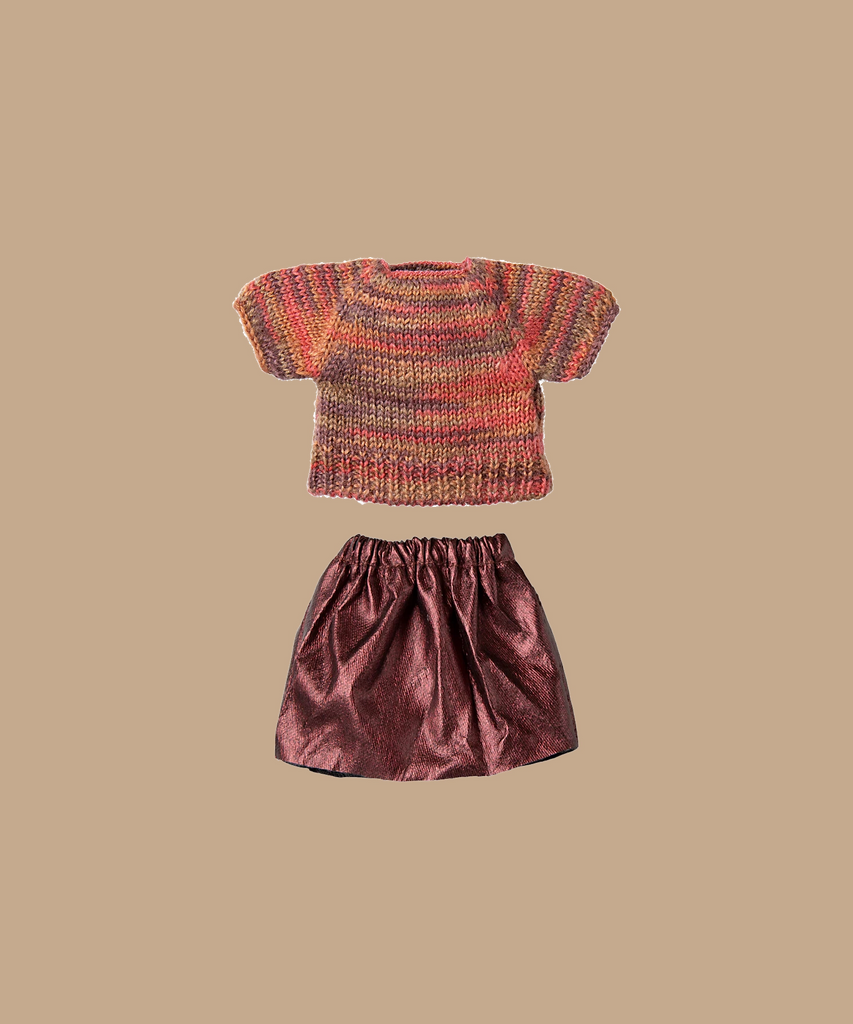 A charming Maileg Mom Mouse wears a knitted multicolored top with short sleeves and a shiny burgundy skirt, capturing her playful style against a plain beige background.